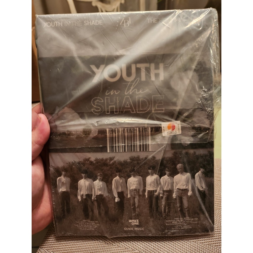 Youth In The Shade - Random Cover - incl. 112pg Artbook, Selfie Photocards,...